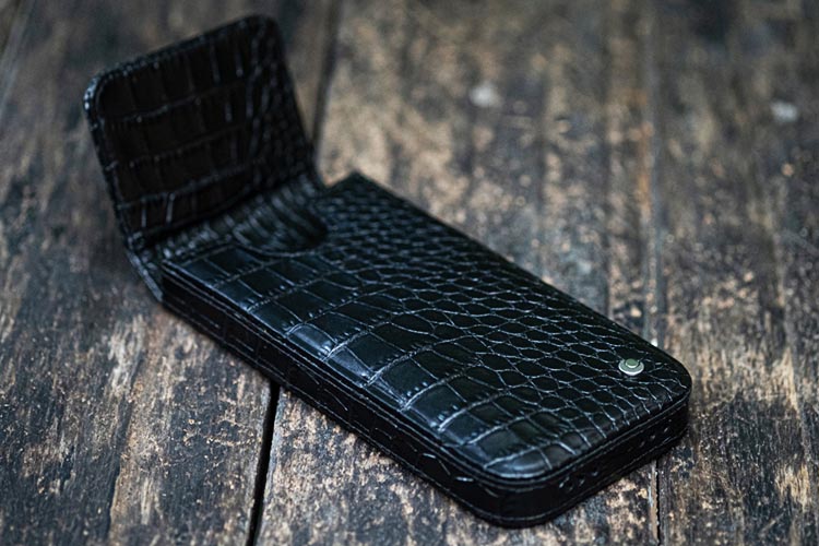 Apple iPhone 16 leather pouch