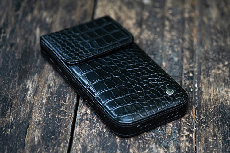 Apple iPhone 16 leather pouch