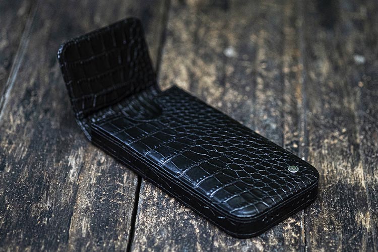 Apple iPhone 16 leather pouch